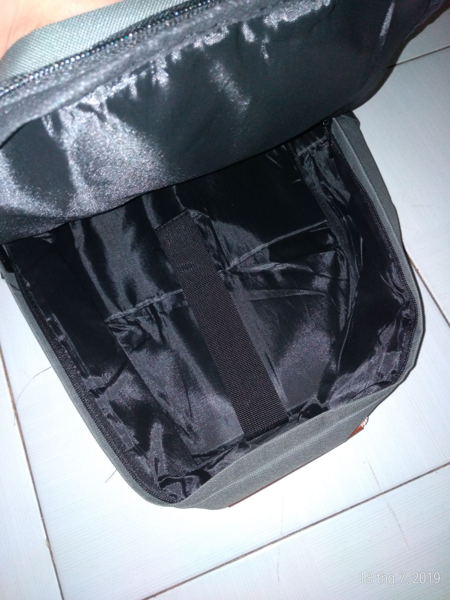 Vải dày vừa đủ. Có 2 ngăn nhỏ bên ngoài, 1 ngăn lớn bên trong. Ngăn riêng đựng lap ko có lớp chống sốc đựng vừa đủ lap của mình là 15,6" ko kèm bao lap. Có ngăn đựng chai nước hai bên. Chưa thấy lỗi đường may. Nói chung ok với giá tiền.