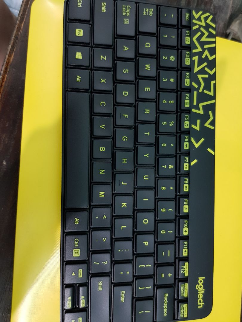 bàn phím chắc chắn. hiện tại *** ko vấn đề gì. mua do phím laptop bị hỏng. com bo cả chuột luôn. tông màu vàng hợp với cái laptop ghê. giao hàng từ HCM ra HN nên thời gian có lâu hơn chút.