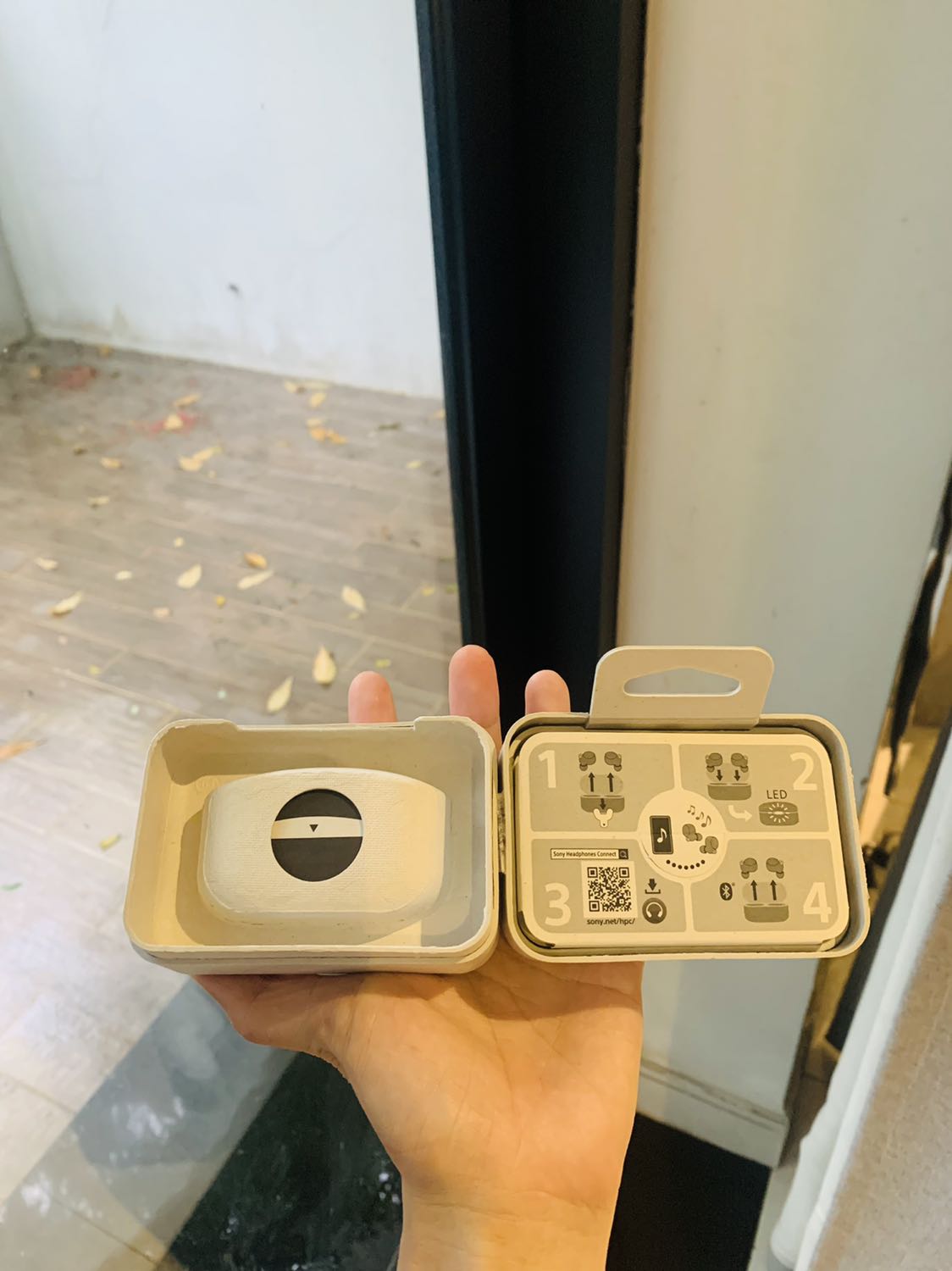 Tai nghe sony thì khỏi bàn về chất lượng rồi hen. Mình thấy review nút to bị rớt (default là size M), mình đổi qua size S, rất vừa tai mình. Sản phẩm kết nối nhanh, bỏ qua bước bấm như tai có dây cũ của mình. Mình rất thích.