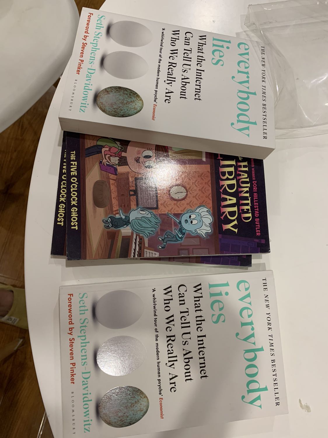 Sách khá bẩn nhưng lấy cồn lau lại là oki