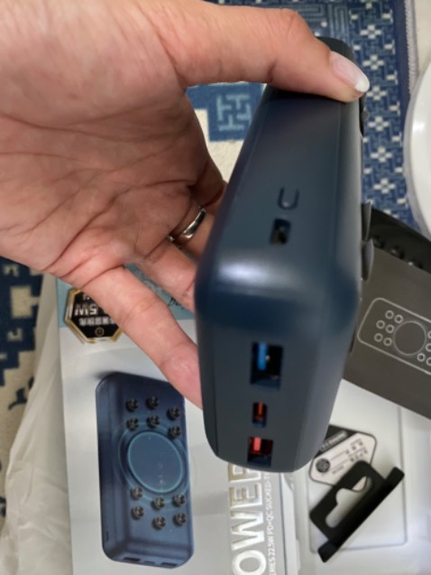 Pin khá dày và nặng, sạc bằng dây nhanh hơn là sạc không dây, sạc ko đây được cả khi gắn ốp lưng, sạc đầu vào cũng tầm bằng với các loại khác, về chất lượng sẽ dùng tiếp và feedback sau. Shipper nhiệt tình thân thiện, thanks all