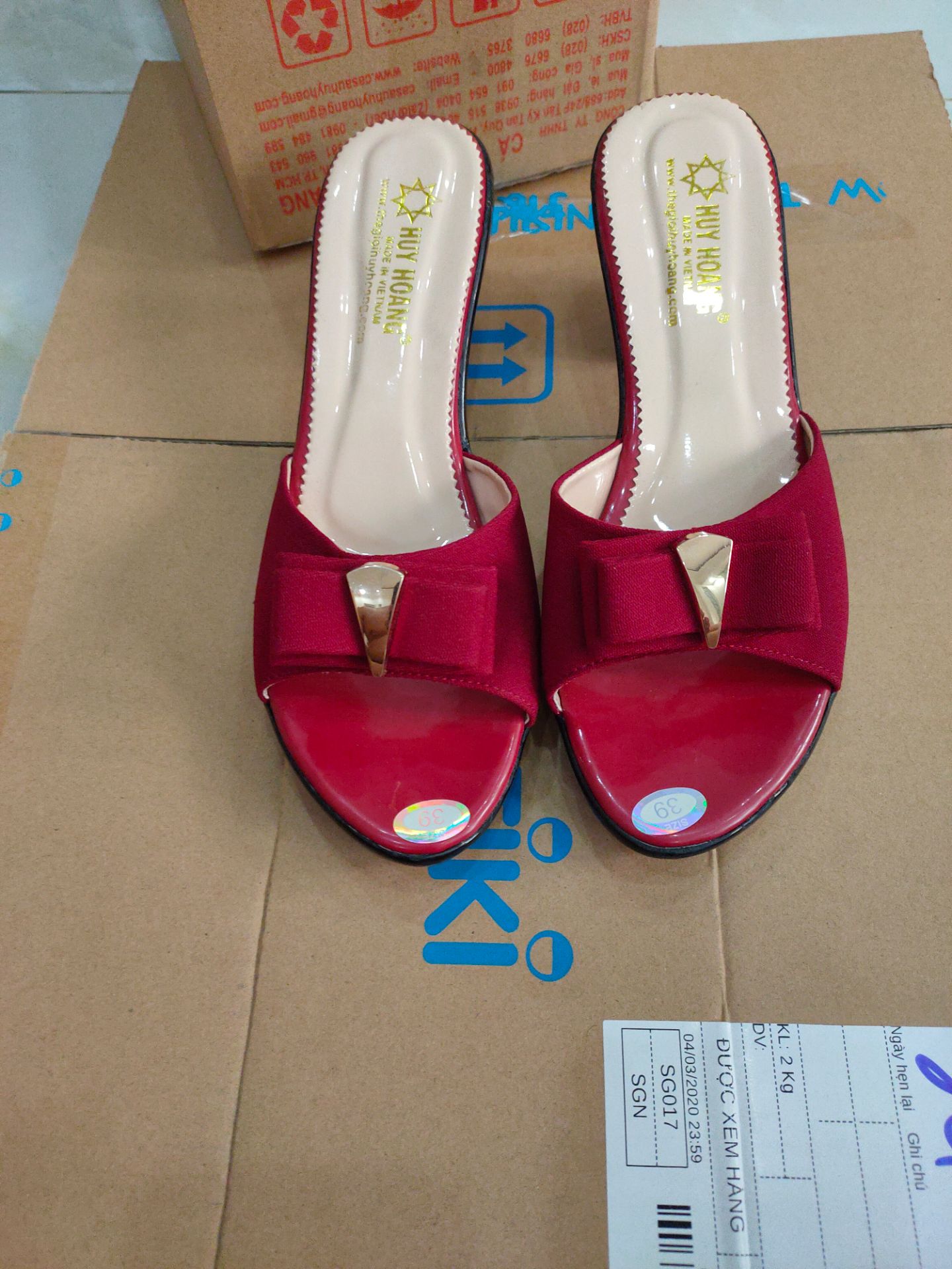 Dép đẹp nhẹ, chỉ may đều rất nhẹ nhàng.... nhìn rất đẹp mang cũng êm chân nữa