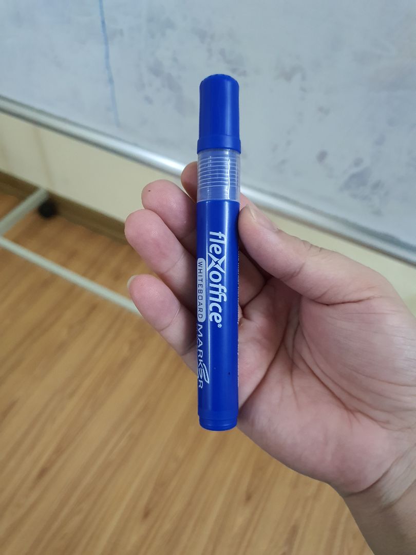 Nét viết khá thanh, đầu ngòi lâu bị tòe, tuy nhiên, mua 5 cái cùng loại mực mà khi viết lại ra cái nhạt cái đậm màu hơn.