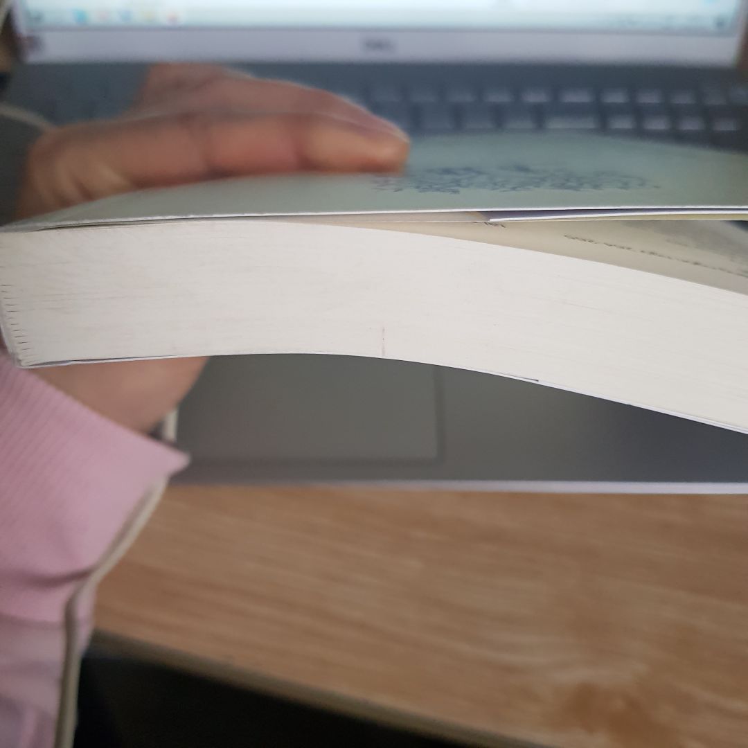 sách hơi cũ, bị bẩn và bụi lắm nha Tiki, mới xuất bản 7/2021 mà cầm sách như lưu kho mấy năm ấy.

sách in giấy đẹp, bìa chữ nổi, to và dầy hơn mình nghĩ.