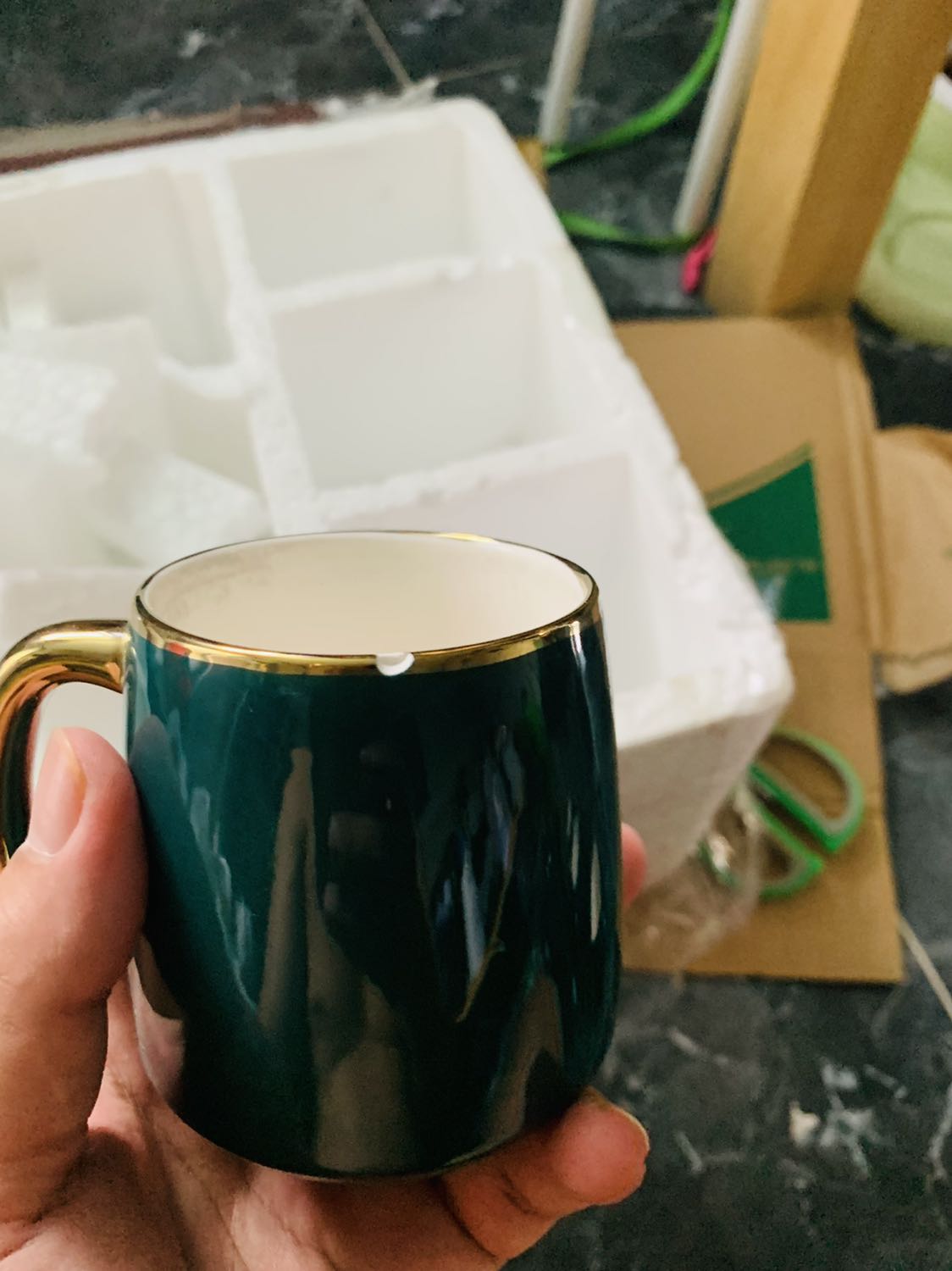 Đổi rồi vẫn bị mẻ 2 ly.
Giờ yêu cầu đổi tiếp lần 2