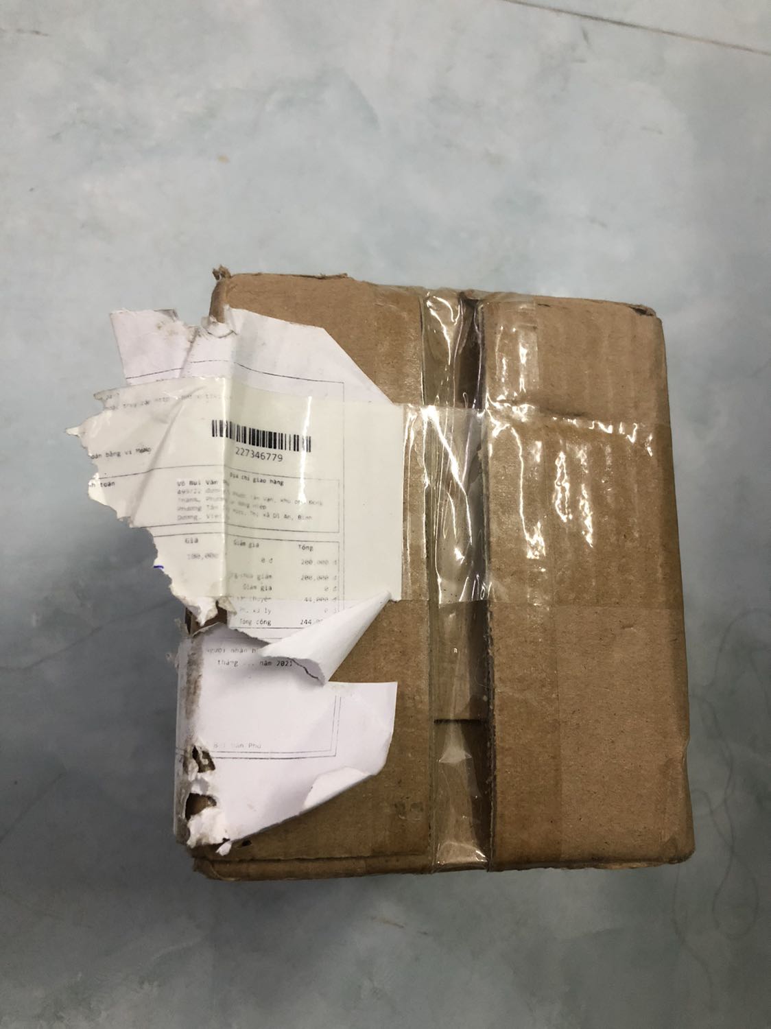 Giao hàng trễ. Hộp đựng bị chuột gặm rách luôn bao yến mạch bên trong. Nên nhờ tiki đổi sản phẩm khác giùm.