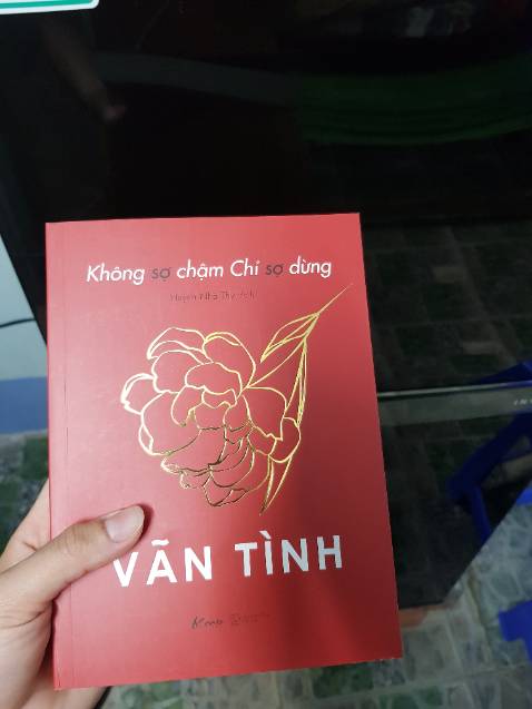 Tiki giao hàng cực nhanh, chỉ trong vòng 2 ngày.

Về sách, Vãn Tình luôn là một tác giả mà mình vô cùng yêu quý. Nhờ các quyển sách của chị đã giúp mình biết yêu quý bản thân, hiểu được giá trị của mình. Hiểu được phải yêu bản thân mình, phải nỗ lực để bản thân mình đắt giá.
Mình tin chắc tác phẩm lần này cũng sẽ là 1 cuốn sách tuyệt vời. Nó thật sự đến đúng lúc, vì mình thật sự cảm thấy mình đang DỪNG.
Mình sẽ quay lại nêu cảm nhận sau khi mình đọc xong quyển sách này.