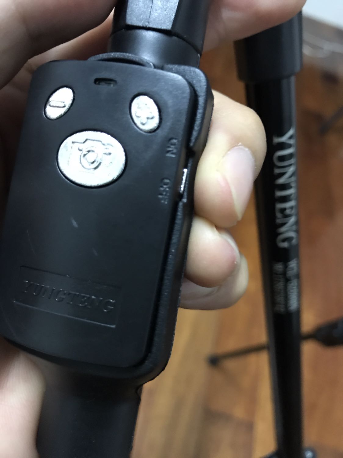 Anh em đừng mua bên này nhé. Treo đầu dê bán thịt ***. Đây là hàng fake yungteng chứ không phải yunteng nhé. May mà tôi cũng có cái chân máy chính hãng để so sánh. Không hiểu sao tiki lại cho gian hàng bán đồ fake như vậy?? Mất thời gian quá. Fake fake fake