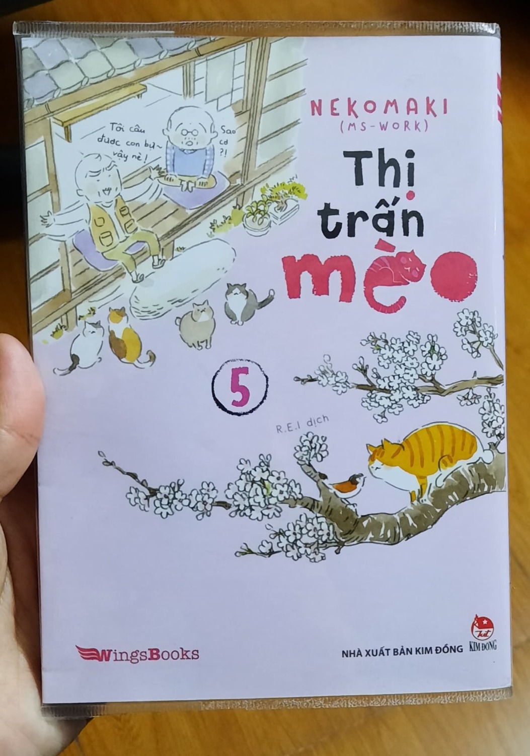 Truyện vừa ra là mình mua ngay mà không nhìn giá bìa (đọc xong nhìn giá mới thấy hốt cả hền :) Nhưng vì đã mua series 4 tập trước đó, nên mình không hối hận vì đã mua cuốn này.
Truyện vẫn kể về cuộc sống bình dị và ấm áp tình người của người dân trên đảo với những chú mèo. Có tặng kèm 1 bưu thiếp khá dễ thương. 
Giá mà Tiki có cho lựa chọn có muốn bọc sách hay không thay vì mặc định là cứ đặt sách là bọc :(