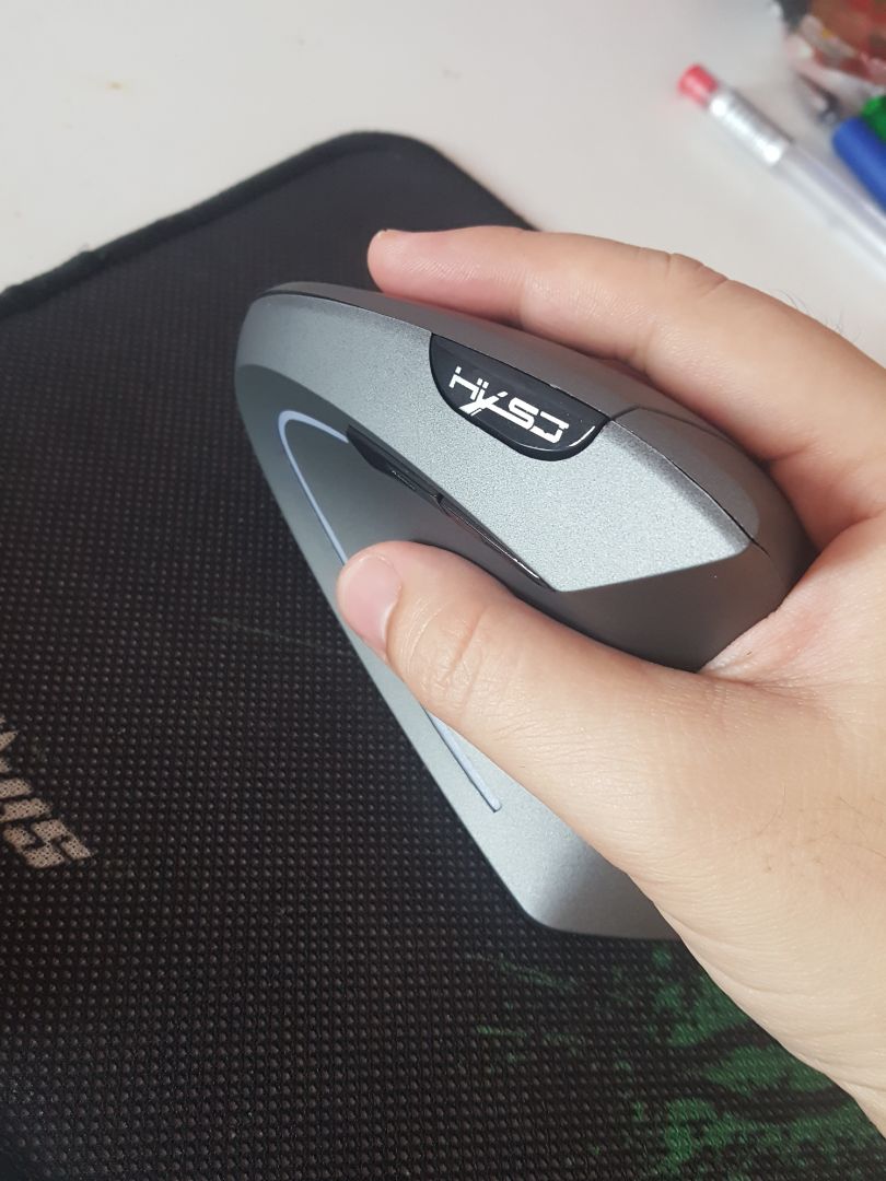 mình thấy chuột chạy ngon lắm, mấy bạn nên để dành thêm chút tiền để mua dòng 349k sẽ có dây sạc trực tiếp với laptop. đỡ dùng pin ô nhiễm môi trường. mình thấy con kia trễ quá nên mua con này rồi. cám ơn shop và tiki giao hàng sớm hơn dự định tới 6 ngày lận ^^ đang đúng thời điểm cần gấp vì mình đau tay quá.