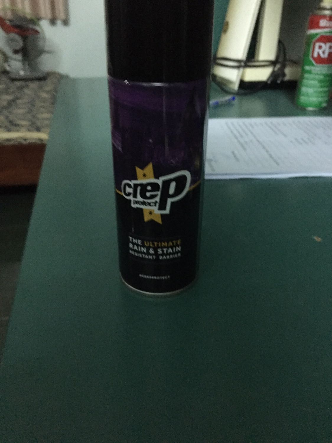 Khi mình nhận hàng liền kiểm tra chất lượng trong một lần xịt đầu tiên đôi giày của mình chống nước hoàn toàn mình cực kỳ hài lòng. Nhưng độ hoàn thiện chỗ vòi xịt không được tốt cho lắm trong quá trình xịt nước nano len ra tay mình khá nhiều. Giá trên TiKi rẻ hơn nhiều so với các chỗ khác. Mình sẽ tiếp tục đặt hàng trên Tiki khi sử dụng hết.