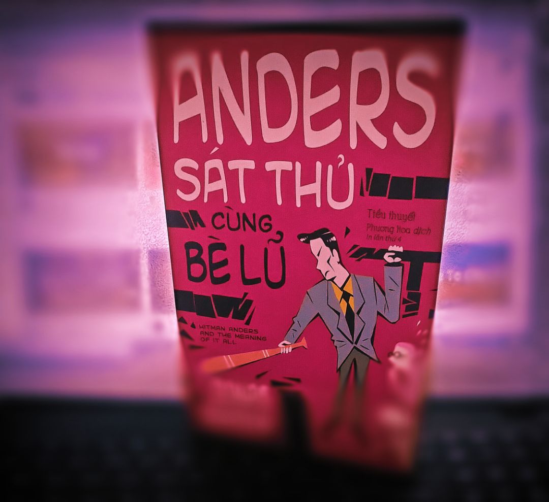 Tác giả vẫn vậy, vẫn viết theo cách riêng của mình. Tác phẩm khá hài hước theo mô típ quen thuộc, mà vẫn hết sức nhân văn. Dẫu vậy, người dịch quyển này có cách dịch thực sự không hay bằng người dịch “Ông già trăm tuổi…”, mình có cảm giác dịch giả này trẻ hơn rất nhiều nên văn phong dịch rất “*** status” hay blog chứ không phải văn phong văn học. Đọc nghe rất khó chịu, ví dụ như “vi diệu” “ngay tắp lự” & mấy từ khác mà không có trong từ điển Việt- Việt. Còn “ổng” ổng “tui” tui nghe cũng phát mệt (nếu dịch từ bản tiếng Anh chắc người ta cũng không ghi là ải ai hay hỉ hỉ đâu nhỉ?) – dịch giả quyển trước đâu cần phải dùng những ngôn ngữ *** như vậy mà vẫn truyền tải được sự hài hước của truyện? Vả lại, đây là sách văn học chứ không phải *** status hay blog.

Đấy là cách dùng từ ngữ. Tiếp theo là việc lối diễn đạt:

Nhưng khi gập cuốn sách lại, mình nhận ra văn phong của tác giả theo kiểu tiếu lâm, thứ sẽ khiến chúng ta cảm thấy hấp dẫn, sảng khoái và bật cười vui vẻ qua vài chương truyện khởi đầu. Nhưng mà càng đọc về sau, mình càng cảm thấy cách viết của tác giả không trau chuốt. Hệ thống xây dựng nhân vật truyện sơ sài, khiến mình không hề có ấn tượng với bất kì nhân vật nào. Nói thật, khi đọc hết quyển sách nhưng mình vẫn không cảm nhận được cái hay của tác phẩm, câu chuyện cứ bình bình diễn ra từ *** đảo, hành hung, ám sát cho đến làm từ thiện. Các tình huống tuyến tính xuyên suốt truyện đọc nhàm chán, ngang phè, và không hề có điểm nhấn, không có nút thắt, trường đoạn cao trào nào cả. Giọng văn đều đều, đọc những đoạn mô tả cảm xúc nhân vật, những đoạn cao trào, những tình tiết gay cấn vẫn cứ một giọng điệu như thế. Nói chung mong NXB Trẻ sẽ tiếp tục cho bạn Phạm Hải Anh dịch.

(P/s: Rồi còn đoạn “táo rụng không xa cây gia phả”: mình đoán là do dịch giả đã dịch cực kỳ sát thành ngữ tiếng Anh “the apple doesnt fall far from the tree”. Nghĩa bóng mà thành ngữ tiếng Việt tương đương mình nghĩ đơn giản chỉ là “con nhà tông không giống lông cũng giống cánh”)