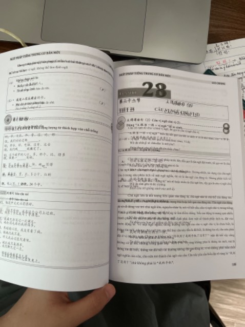 Tình cờ xem được bài giảng trên Youtube của thầy. Mê luôn cách giảng vì nó rất bài bản khác hẳn với kiểu dạy công nghiệp như nhiều giáo viên hoặc các kênh dạy tiếng Trung khác. Nhờ thầy mà em có thể hiểu dc căn bản, tại sao nó lại như thế. 
Chấm ngàn sao cho thầy. Sách thì mình mới xem qua và thấy in lỗi nhé nhà sách ơi.