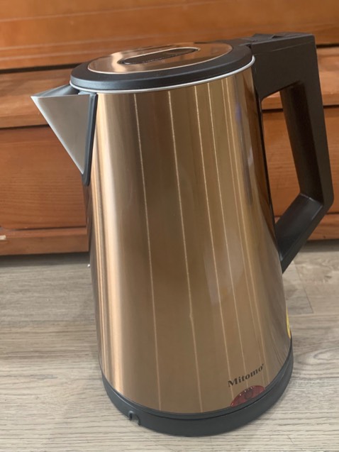 Mình đã đặt mua cũng 3sp của mitomo rồi. Chất lượng tuyệt vời nhé. Mình mới đặt thêm ấm siêu tốc. Màu vàng đồng nhìn cũng sang chảnh, ấm cầm rất nặng tay, chắc chăn, sp bảo hành 24 tháng. Ủng hộp shop vì tư vấn nhiệt tình, rất thích cho shop 10*