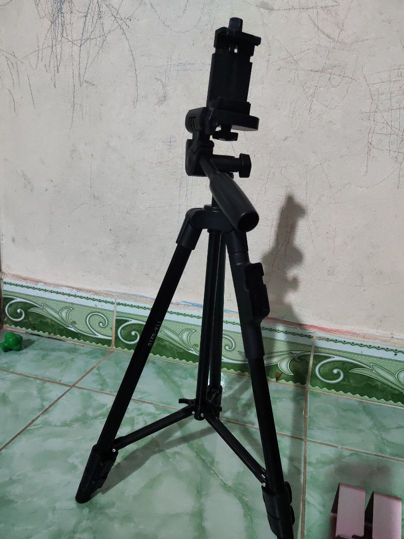 Sản phẩm tốt, đúng mô tả, có vẻ mong manh phải nhẹ nhàng mới với nó. Được tặng thêm miếng đỡ điện thoại, khá thú vị. cảm ơn shop!