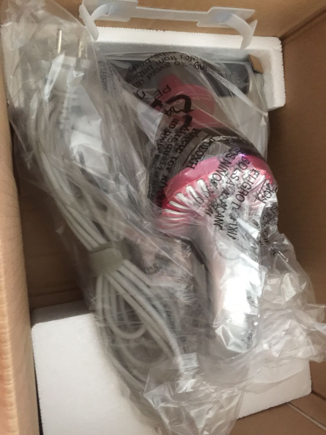 Khui thùng mình sử dụng ngay , thiết thực nên mua nhé các mom, vì ga giường mình mới thay mà hình số 4 vẫn có bụi bông mịn phủi ko bay đc.
Hình số 5 ( cuối cùng ) mình hút ga giường tầng cho các cháu mà bẩn vậy đấy. Chưa kể ngứa ngáy bị rệp cắn , thay ga liên tục thì rất mệt.
Máy cầm nặng tay, lực hút mạnh, chị em cứ đẩy qua lại như bàn ủi là Ok.
Tóm lại dùng sướng nên mua nhé :) !