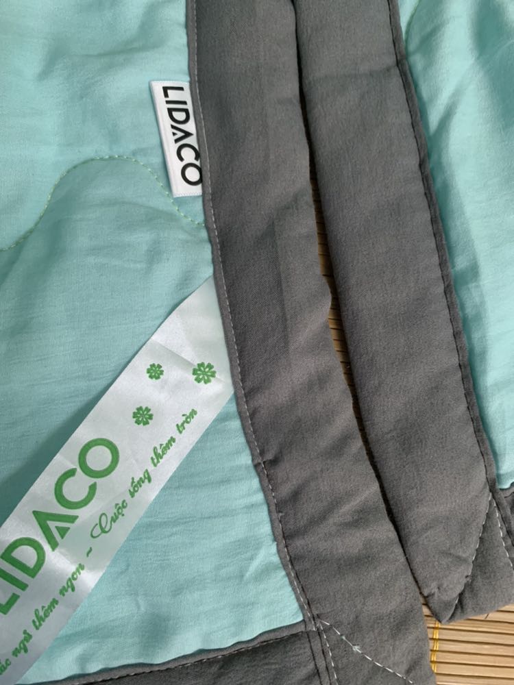 Ko mềm mại như quảng cáo, chất nylon nóng lắm, đắp mùa đông hợp lý hơn. Phát hiện thêm vấn đề ở phần tag sản phẩm cho thấy dấu hiệu hàng nhái, làm giả nguồn gốc xuất xứ cũng như nhãn hiệu là quá rõ ràng. Chăn thấy cắt chỉ để may tag vào sau đó may đè lại đường chỉ lại, đường may lại dúm dó, đường chỉ viền ban đầu là màu đen nhưng giật tag may lại là chỉ màu trắng. Làm ăn kiểu *** này mình hết sức bực mình. Mong tiki có hướng giải quyết cho mình trả lại hàng và hoàn lại tiền để mua sản phẩm khác tốt hơn và đúng giá trị hơn.