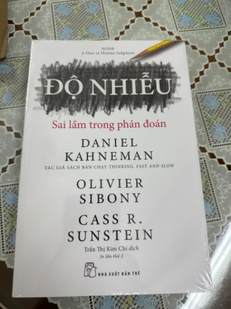 Sách bọc nilon ngăn bụi, được đóng gói cẩn thận. Chất lượng giấy tốt, thơm, bóbg và có màu kem nhạt rất dịu mắt (thích hơn là giấy trắng bình thường). Mình cảm nhận đúng kiểu mùi sách mới theo nghĩa đen. Tác giả này mình đã từng đọc Tư duy nhanh và chậm, cực hay nên thấy có cuốn mới là mua liền! Đang đọc cuốn khác nên chưa đọc tới, chưa nhận xét được về nội dung