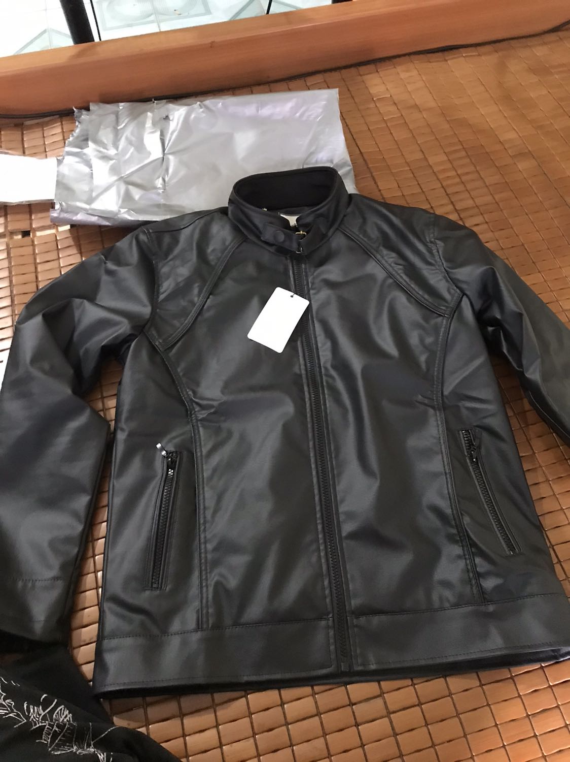 Có chút mùi nhựa nha