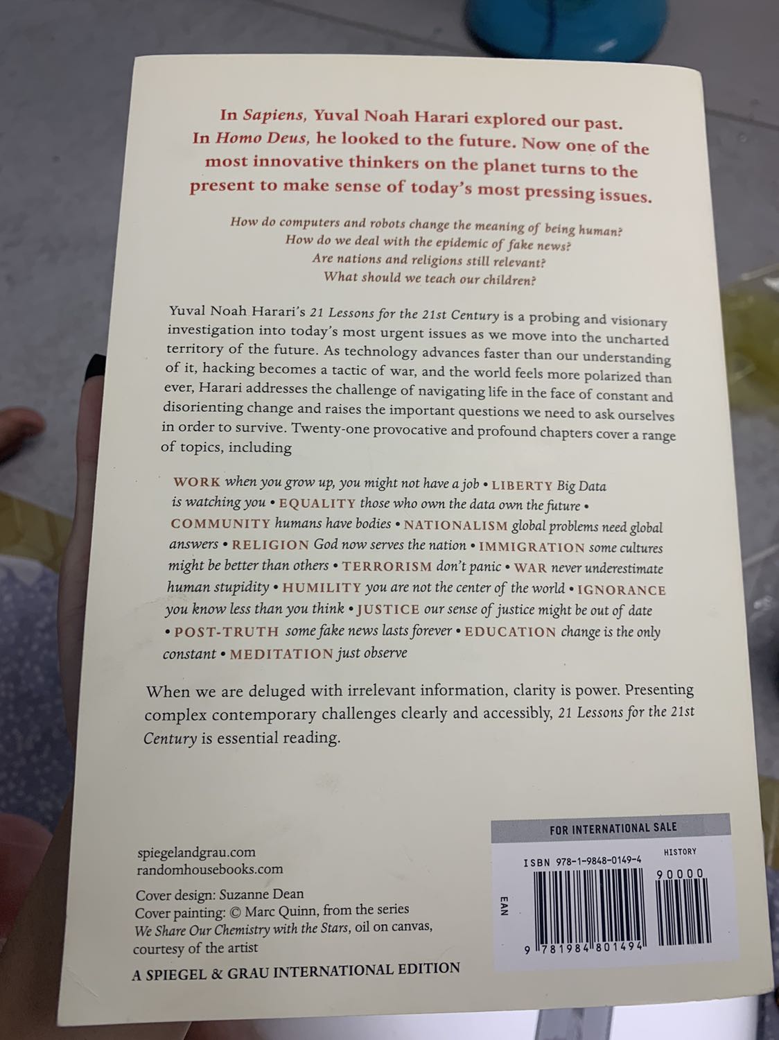 Sản phẩm giao không đúng với mẫu đã đặt, bìa cực mỏng chữ không bóng, in nổi như các feedback khác. Chữ trên bìa khác ảnh minh hoạ, sách dơ và có ngấn.