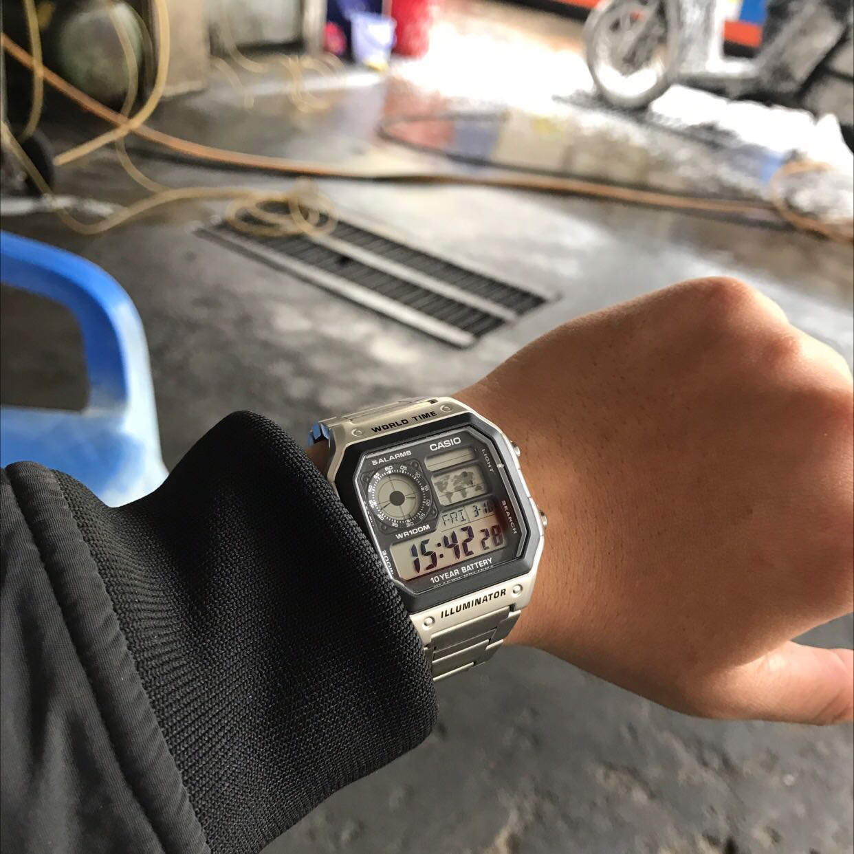 Hàng chính hãng. Tiki giao hàng rất nhanh, shop gói hàng khá kỹ, bên trong hộp có sách hướng dẫn sử dụng của Casio và phiếu bảo hành. Đồng hồ đeo rất nhẹ tay làm mình khá bất ngờ.