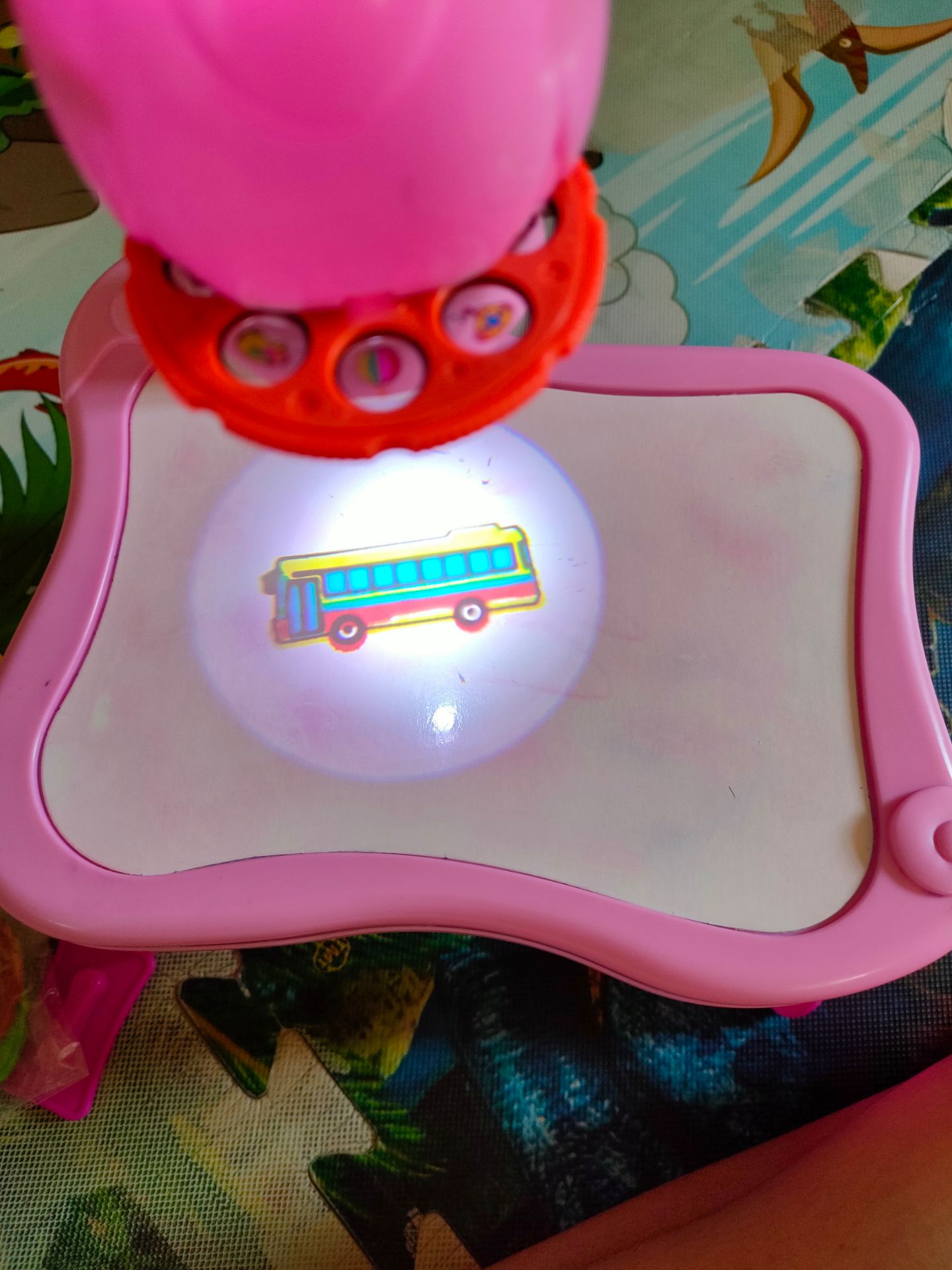 ok. có thể chỉnh ảnh ở dưới đèn nhk. lúc đầu mình tưởng mình mờ nhưng sau chỉnh dc thì rất rõ. bé rất thích. nhưng mấy bé nhỏ chơi cần chú ý.