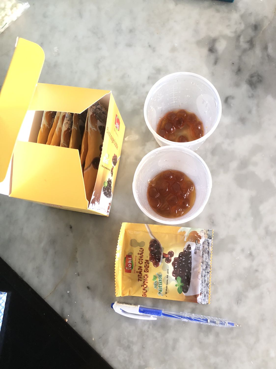 Ăn ngon nhưng ít lắm luôn. Cỡ 3 muỗng cafe hạt trân châu thôi. Cầm nguyên hộp lên thấy nặng tưởng nhiều nhưng do nước đường trong bịch làm nặng thôi. Mỗi ly chắc ít nhất 2 bịch này mới tạm đủ ăn nhai cho đã ?