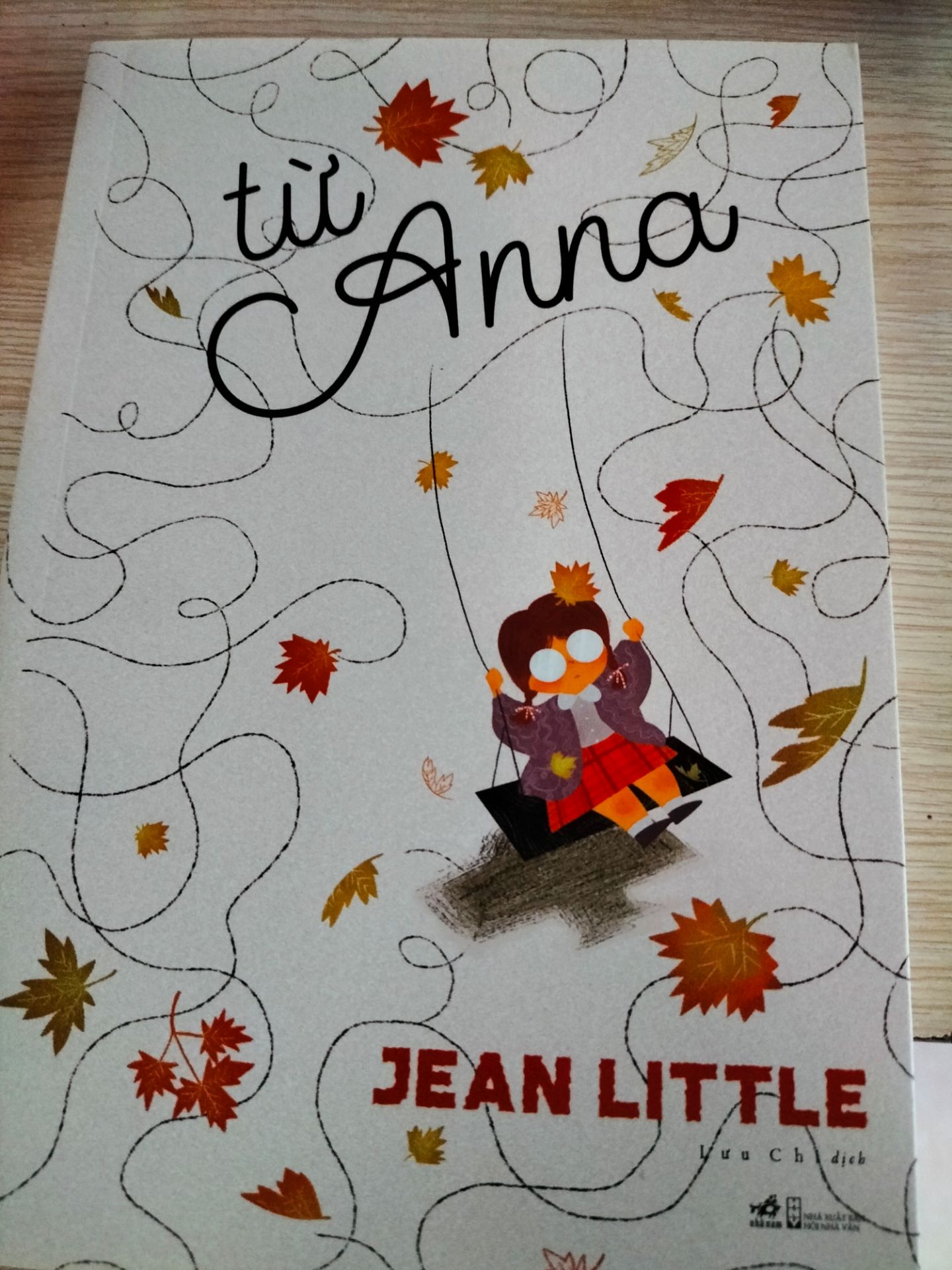 Mình không bàn về nội dung sách, chủ yếu mình chỉ đánh giá cho Tiki thôi. Sách mình mua trong đợt Dọn kho Nhã Nam mới đây, Tiki giao hàng nhanh, đóng gói mình không hài lòng vì chưa có miếng chống sốc, may là sách mình vẫn không nhăn góc, tạo nếp vì thậm chí 2/3 số sách mình đặt vốn đã không có seal của Nhã Nam. Nhìn chung thì mọi thứ vẫn ổn, đây là góp ý của mình đến Tiki, hi vọng sớm được cải thiện, bản thân mình rất quý sách mà đóng gói không cẩn thận vậy xót lắm hic🥲