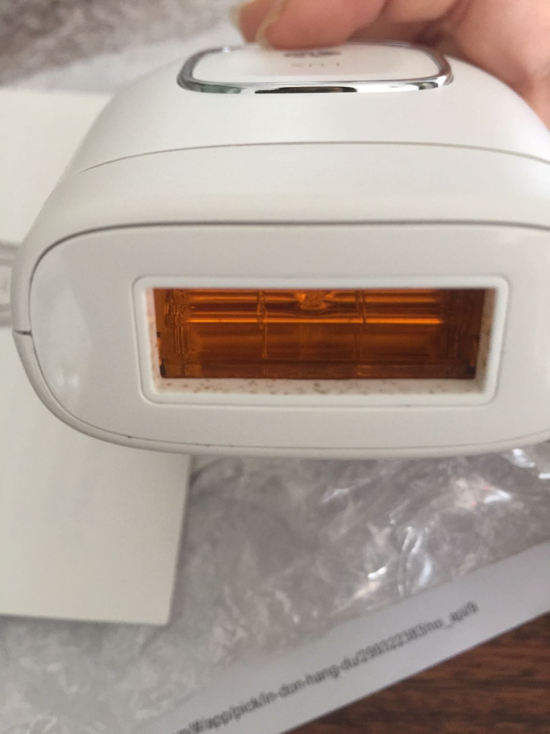 Minh đặt vào khoảng 15h hôm qua (12/09/2019), sáng nay 9h (13/09/2019) mình nhận được hàng. Nhưng khi mở ra thì phát hiện sản phẩm đã qua sử dụng vì đầu máy bắn nhiệt đã bẩn và lưỡi dao có rất nhiều lông. Tiki giải quyết vụ này nhanh chóng giúp mình