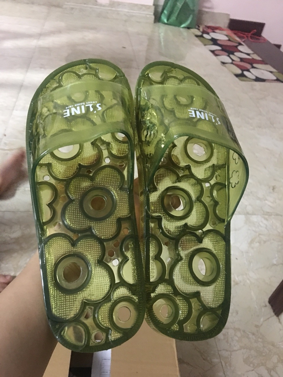 Hàng chuẩn nhập khẩu chính hãng. Dép chắc chắn , nhựa mềm dày dặn, có dập nổi chữ Made in korea bên dưới. Trước mình có mua bên sàn khác mà chắc chỉ là hàng nhái, chất lượng kém quá, không thể bằng hàng Tiki.