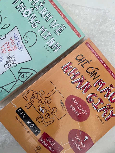 Hình ảnh mô tả sách ‘Chỉ cần mẩu khăn giấy’ bản in lần thứ 9 mà giao thì quyển in lần thứ 8??? 
Giao trong thành phố nhưng thời gian giao nhận khá lâu