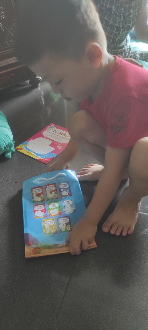 Nên mua nhé mọi người, giao hàng nhanh đến không ngờ, hôm qua 6h tối đặt hôm sau 8h30 đã nhận được rồi. Sách hay thú vị, shop phục vụ nhiệt tình chu đáo. Ủng hộ lâu dài.