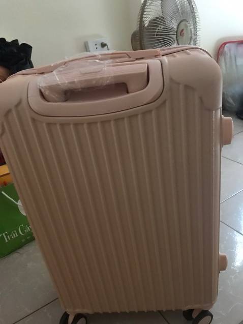 Bánh xe chắc chắn, dễ di chuyển. Vali đẹp đúng mẫu mã, shop giao nhanh