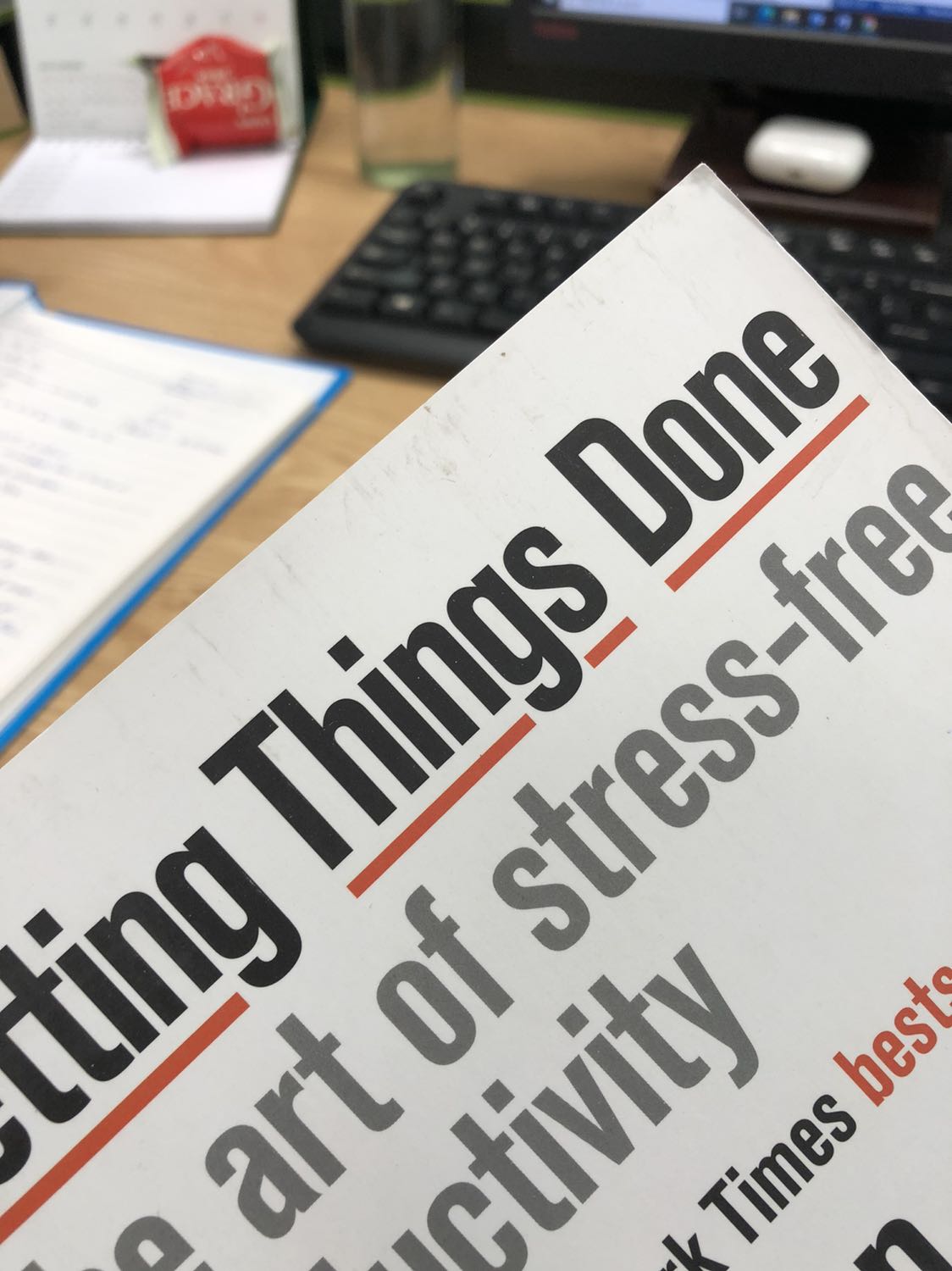 Đây là lần đầu tiên mình đánh giá một sản phẩm dưới 5 sao. Tiki ship sách rất sớm và nhân viên nhanh nhẹn. Cái này mình không chê trách gì.
Tuy nhiên cuốn Getting Things Done đầu tiên mình đặt rất cũ và bẩn. Sau khi làm việc với team supporters để đổi trả, quyển thứ hai mình nhận vẫn cũ và bẩn như vậy, chỉ là đỡ cũ hơn quyển đầu tiên (4 ảnh đính kèm là hình mình chụp từ quyển đã đổi trả). Có thể lý do là vì kho lưu trữ sách này chưa sạch sẽ hoặc khâu bảo quản sách chưa tốt, nhưng đến lần thứ 2 vẫn vậy thì mình phải đánh giá 2 sao thôi.