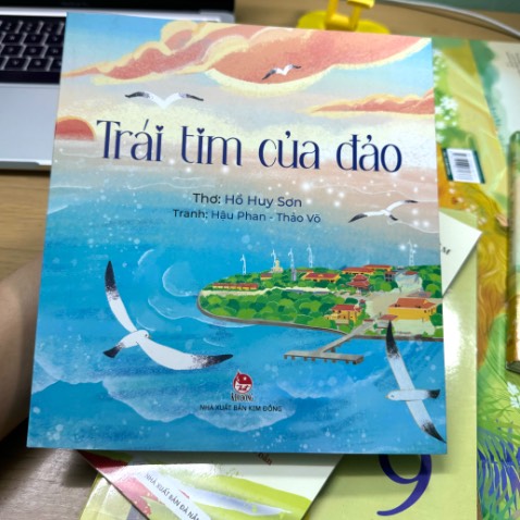 Tập thơ rất dễ thương, trình bày bắt mắt.