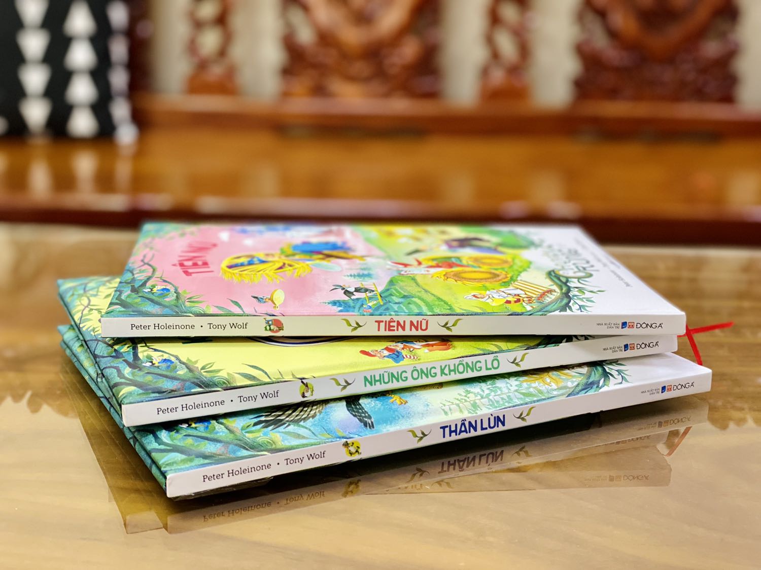 - Combo 3 quyển Chuyện rừng - Thần lùn/Tiên nữ/Những ông khổng lồ có bìa cứng, khổ to, in màu toàn bộ trên giấy bóng, chất lượng giấy tốt. Hình ảnh minh họa sinh động, đáng yêu. Một số chỗ ở trang đầu và trang cuối (dán dính vào bìa sách) chưa được thẩm mỹ lắm. 
- Fahasa đóng gói thật sự cẩn thận và chắc chắn, sách ngoài được bọc chống sốc, mỗi quyển còn được bọc màng co phẳng phiu. Tuy nhiên mình không hài lòng về giờ giao hàng của Fahasa (hoặc đối tác vận chuyển), đơn dự định giao vào thứ 6 nhưng đến tận 19:30 tối thứ 7 mới giao cho mình. Giao ngoài giờ hành chính và muộn như vậy nhưng không một thông báo nào cả. Trên app Tiki vẫn thể hiện đơn hàng giao vào thứ 6? Mình không hiểu lý do tại sao.