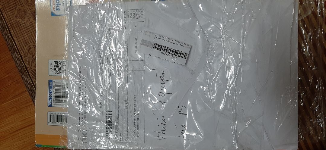 Tiki chỉ giao cho mình quyển 2 và 3, trong hộp có 1 phiếu ghi thiếu 1 quyển, nhưng k thấy thông báo của tiki về việc giao thiếu sách và trên app tiki của mình thì đơn hàng ghi là đã giao hàng thành công. Tiền sách thì vẫn thu của cả 3 quyển. Mình có liên hệ với tổng đài để hỏi nhưng k thể gọi được, sau tiki có liên hệ với mình để hỏi nhưng lúc đó mình đang ở ngoài đường nên k nhớ mã đơn hàng. Khi về mình có gọi lại thì lại k gọi được. Rất k hài lòng về đơn hàng này