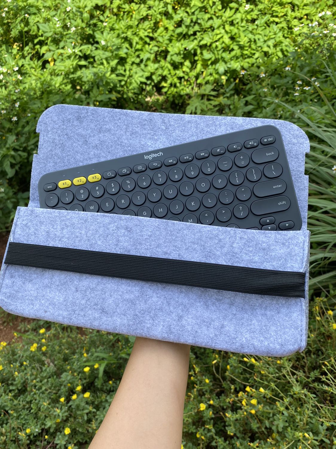 Mình ưng quá. So với tầm giá mà mình có thể chi ra với một sản phẩm có thương hiệu như Logitech thì không có gì để phàn nàn luôn.
Bàn phím cầm chắc tay hơn mình nghĩ, kết nối ghép thiết bị nhanh cực.
Siêu tiện lợi với một đứa ưa di chuyển như mình.
Trong tầm giá và phân khúc giá này thì Logitech K380 quá ổn rồi.

Bên vận chuyển giao hàng có hơi trễ cho mình, mình liên hệ với shop được hỗ trợ và xử lý rất nhanh luôn. Cảm ơn shop!