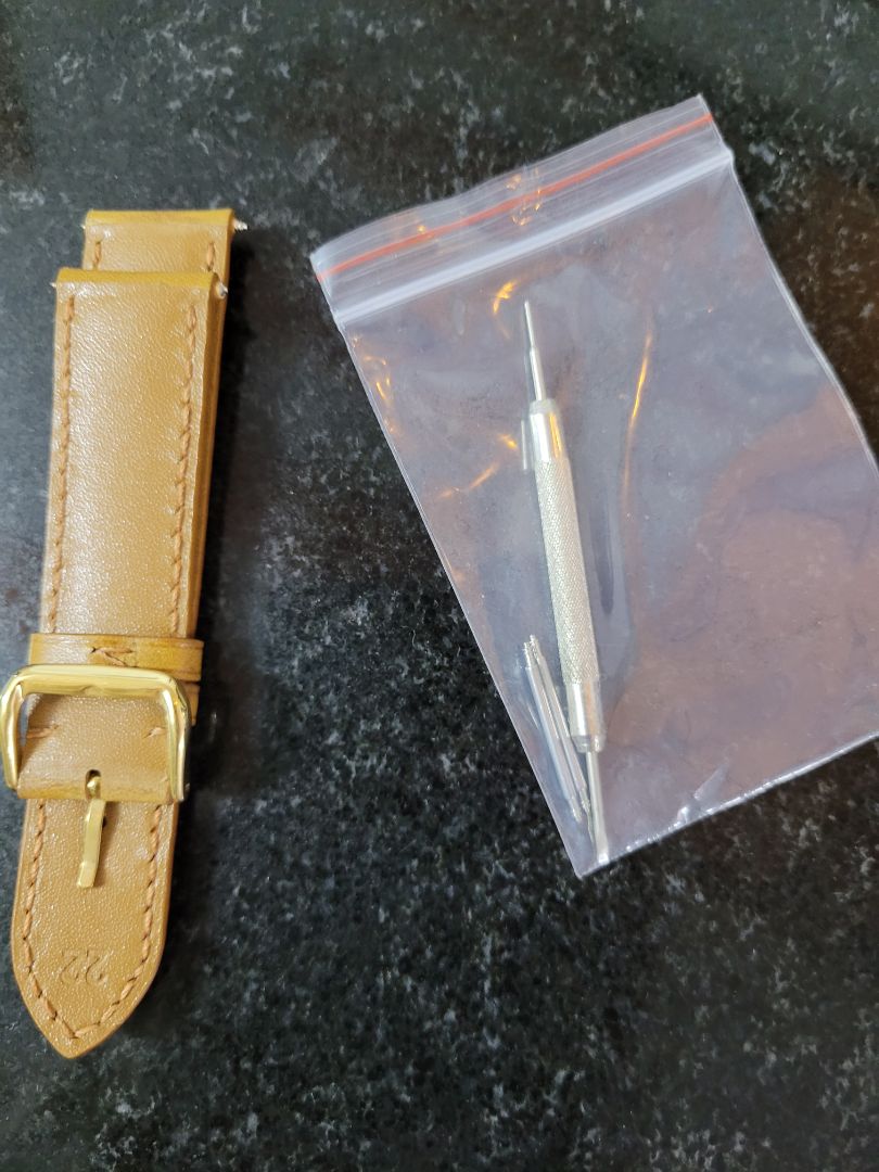 Dây đồng hồ rất đẹp, chuẩn từng đường kim luôn, không chỉ thừa nào. Có kèm phụ kiện để có thể tự thay dây. Mình xài đã hơn 2 tháng mà chưa thấy bong tróc gì cả. Hoàn toàn hài lòng.