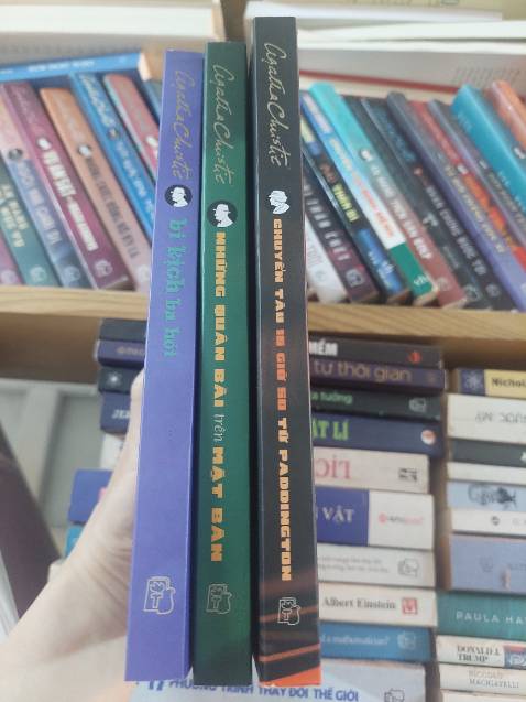 Ba cái chết vì bị đầu độc liệu có chung một thủ phạm. Không tham gia trực tiếp vào quá trình điều tra , ngài Poirot đóng vai trò người tư vấn cho ba vị thám tử nghiệp dư. Bằng trực giác, khả năng thấu hiểu tâm lý con người ông đã phán đoán nội dung toàn bộ vở kịch ba hồi, lột trần mặt nạ kẻ thủ ác. Có thể nói Agatha Christie là bâc thầy trong việc “thao túng tâm lý” người đọc.