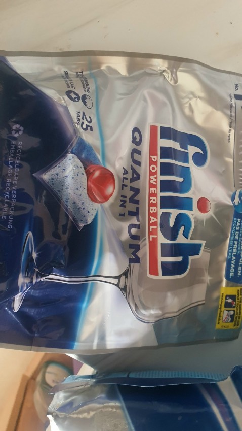 Xin chào Shop, mình có đặt 1 túi viên rửa chén 60 viên như trong đơn đã đặt. Thế nhưng hôm nay mình nhận được hàng hoàn toàn không trùng khớp với đơn đặt. Không chỉ vậy hàng không đảm bảo chất lượng (hình kèm theo). Kính mong shop hàng check lại đơn hàng và có phản hồi thích đáng dành cho mình. Mình không muốn bỏ tiền ra mà không nhận được hàng không chất lượng. Chưa nói là có dấu hiệu hư không đảm bảo an toàn khi sử dụng cho việc rửa chén bát, ảnh hưởng đến sức khỏe gia đình.