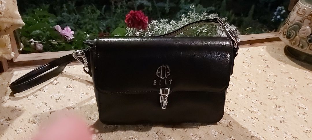 Túi nhỏ gọn hợp ý mình. Kiểu dáng, màu sắc basic đẹp và sang ạ.