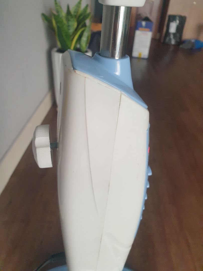 Giao hàng nhanh, nguyên thùng. Phần bầu quạt chi tiết hoàn thiện tốt, chạy ổn. Có remote. Tờ hướng dẫn thì có nút sleep nhưng remote thì ko có nút này. Phần thân đứng chất lượng nhựa quá tệ, cực kỳ kém, lồi lõm, đầy ba via, phần mép nhựa không được xử lý cắt gọn, nhìn như hàng giả hoặc hàng lỗi. Giống như của 2 nhà sản xuất đẳng cấp khác nhau lắp vào vậy.