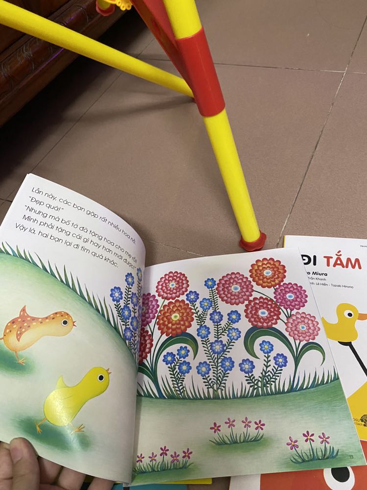 cuốn này hỏi con rất thích vì tìm được những điểm bé tí trong sách, màu sắc rực rỡ đeph