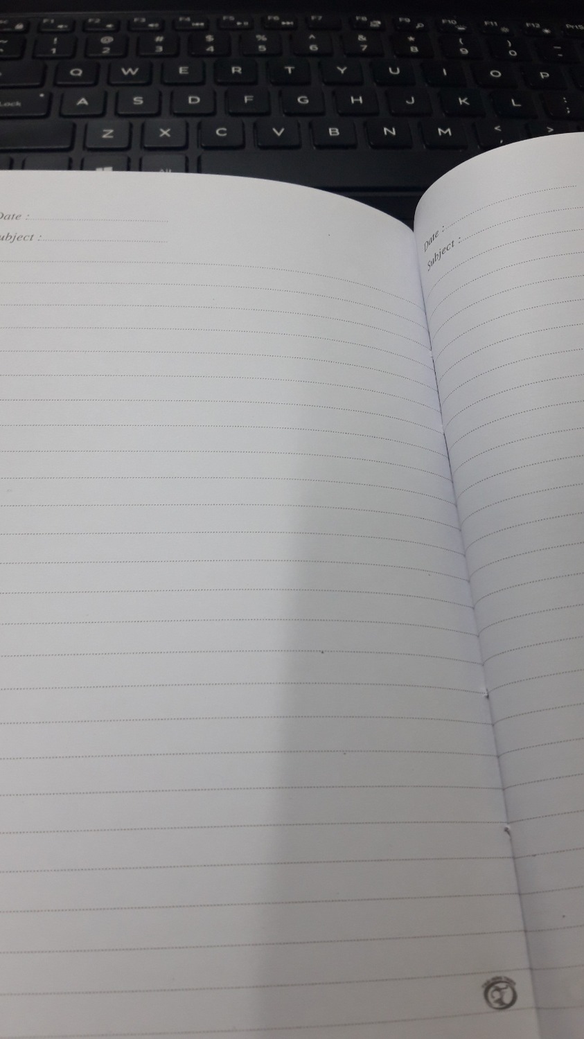 Số không thực sự đẹp lắm. Ô kẻ hơi dày.
Mình mua cho nhân viên đi đo cửa ghi chép nên cũng ổn.
Sổ dày, đóc góc mặt trước, giấy trắng, chất giấy viết bút bi thì ổn chứ viết bút nước hay bút mực thì khả năng là nhòe sang trang sau.