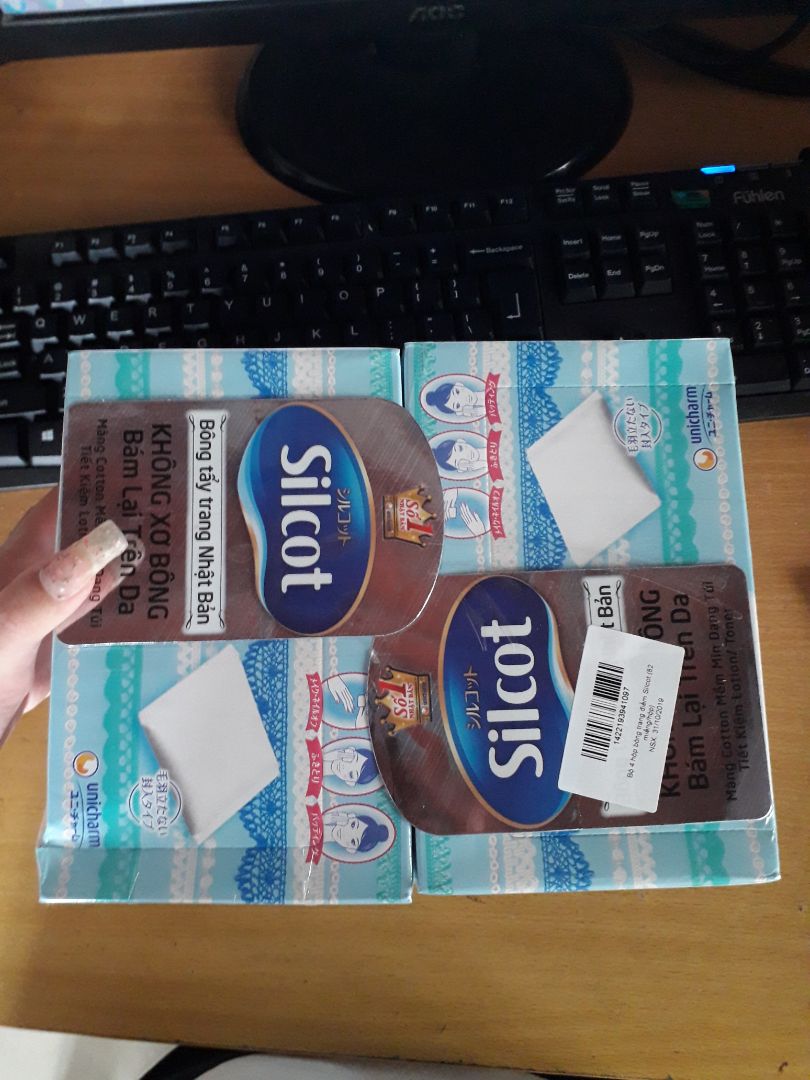 dùng nhiều bông của silcot rồi. chất lượng khỏi bàn, bông dùng êm, lướt mịn trên bề mặt da, ko để lại xơ bông trên mặt. tiki giao hàng tốt ? đọc cmt thấy nhiều người nói hộp cũ, may của mk ko sao, chỉ bị móp hộp các tông ở ngoài thôi, hộp bông ở trong thì vẫn ổn