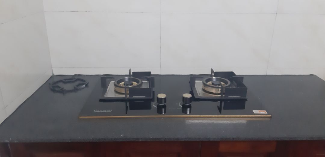 Bếp đẹp, chắc chắn. Có kiềng chắn gió 1 bên (xoay được 4 hướng), phù hợp khu vực bếp có gió lùa