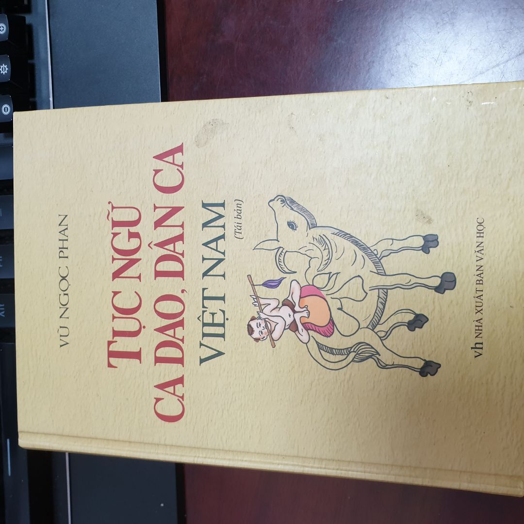 Sách hay. Qua nhiều lần chỉnh sửa và bổ sung cuốn sách đã hoàn thiện được phần nào những Tục ngữ, ca dao, dân ca hay của Việt Nam. Đặc biệt là tìm được gốc tích, hoàn cảnh ra đời và đôi khi là giải thích cặn kẽ việc sử dụng Tục ngữ, ca dao trong hoàn cảnh nào là phù hợp. Với một xã hội thông tin tràn gập như ngày nay, lượng thông tin đa chiều và nhiều nguồn, nhiều lĩnh vực mỗi ngày một tăng thì giá trị cuốn sách này càng phải nên đọc.