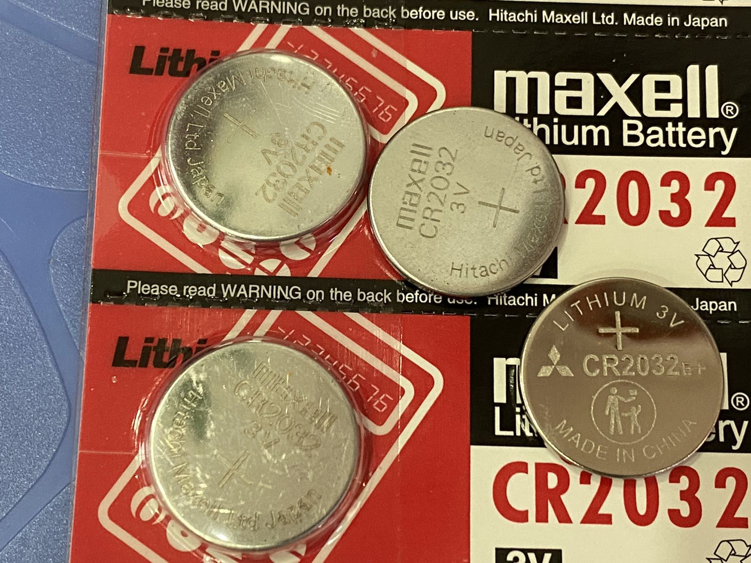 Một là hàng bãi, hai là hàng renew. Không phải hàng mới. 
Mặt pin xước dăm chằn chịt. 
Xem hình sẽ biết khi so sánh với viên pin Tàu đã qua sử dụng vẫn còn mới tinh. Còn viên pin trong vĩ lấy ra thấy phát gớm. 
Giá rẻ.