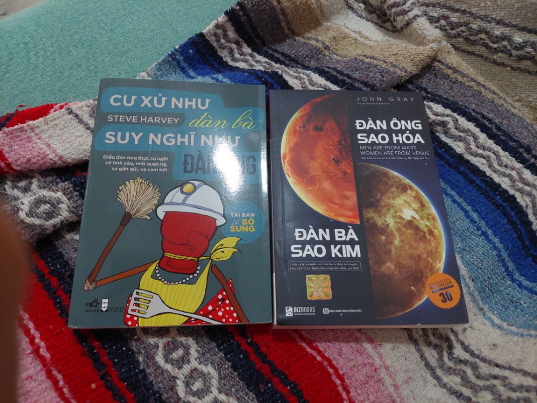 Dịch dã nên chắc vì vậy mà giao hàng siêu bao cực lâu. Có điều khi nhận sách thì vô cùng ưng vì chất lượng in, chất giấy và cả tác giả nữa hic hic. Có điều ko hề nhận dc bookmark như đã báo nên rate 3 sao